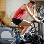 Как правильно заниматься на велотренажёре: упражнения для похудения